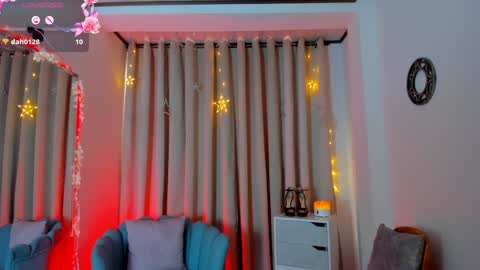 Snapshot of allison_alahia chatting on December 10, 4:17 pm Allison online show from December 10, 4:17 pm