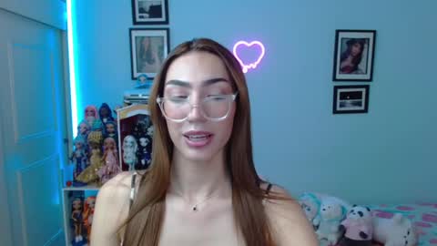 Snapshot of allisonblossom chatting on January 25, 11:54 pm online show from January 25, 11:54 pm