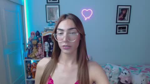 Snapshot of allisonblossom chatting on January 29, 1:37 am online show from January 29, 1:37 am