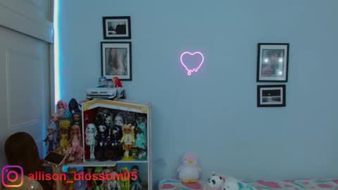 Snapshot of allisonblossom chatting on February 26, 11:04 pm online show from February 26, 11:04 pm