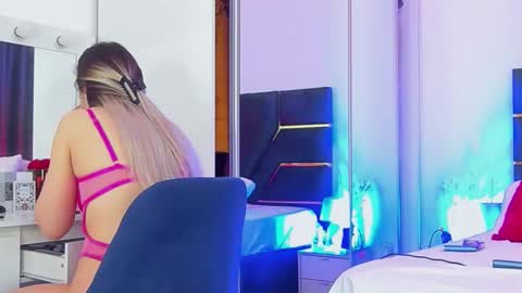 Snapshot of allisonsweetie chatting on March 16, 11:03 am AllisonSweetie online show from March 16, 11:03 am