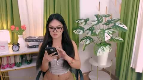 Snapshot of alluring_brianna08 chatting on June 25, 5:28 pm Brianna online show from June 25, 5:28 pm