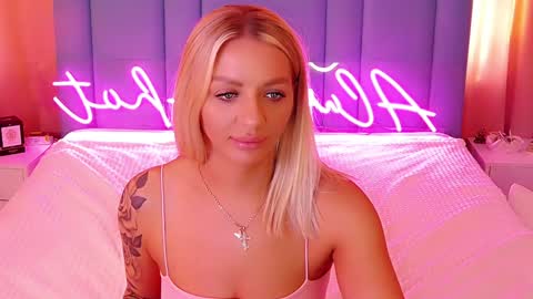 AlwaysHot online show from December 25, 7:35 am