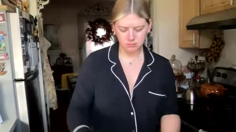 Snapshot of allyanalangel chatting on October 28, 5:59 pm allyanalangel online show from October 28, 5:59 pm