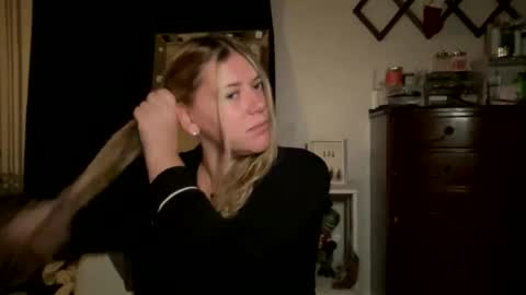 Snapshot of allyanalangel chatting on November 19, 4:12 am allyanalangel online show from November 19, 4:12 am