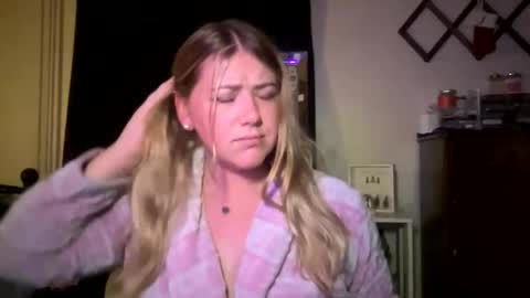 Snapshot of allyanalangel chatting on November 23, 6:46 am allyanalangel online show from November 23, 6:46 am