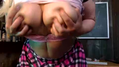 Snapshot of allys_secret chatting on April 8, 7:19 am Call me Ally online show from April 8, 7:19 am