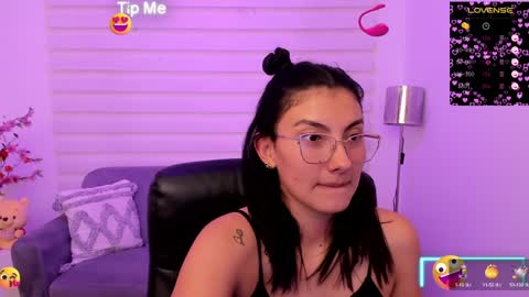 Snapshot of allysonmorgan_ chatting on December 3, 5:45 pm allyson online show from December 3, 5:45 pm