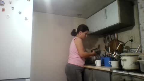 Snapshot of alma_amy chatting on December 11, 10:38 pm Alma online show from December 11, 10:38 pm