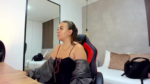 Snapshot of alma_fenix chatting on October 22, 12:27 pm ALMA FENIX online show from October 22, 12:27 pm