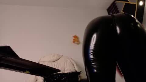 Snapshot of almma_ chatting on February 26, 10:09 pm ALMMA online show from February 26, 10:09 pm