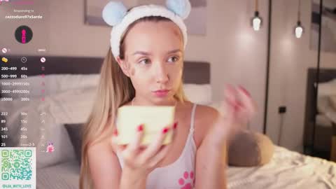 Snapshot of alodiaacomb chatting on October 12, 2:10 am Lia online show from October 12, 2:10 am