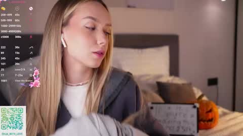 Snapshot of alodiaacomb chatting on October 17, 3:10 am Lia online show from October 17, 3:10 am