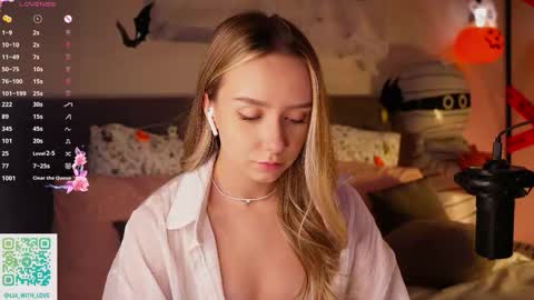 Snapshot of alodiaacomb chatting on October 27, 3:10 am Lia online show from October 27, 3:10 am