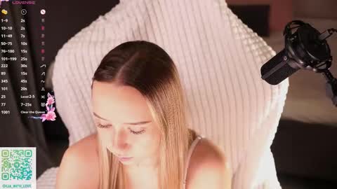 Snapshot of alodiaacomb chatting on February 4, 2:39 am Lia online show from February 4, 2:39 am