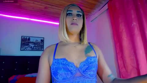 alondragill_ online show from April 17, 2:03 am