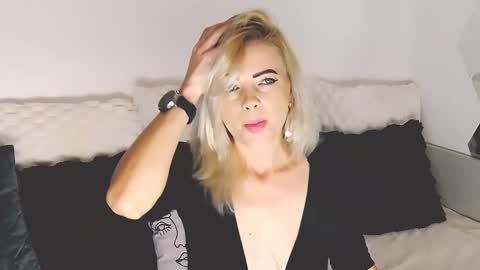 Snapshot of alyblonde chatting on November 10, 11:53 am aly online show from November 10, 11:53 am