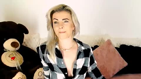 Snapshot of alyblonde chatting on January 18, 1:37 pm aly online show from January 18, 1:37 pm