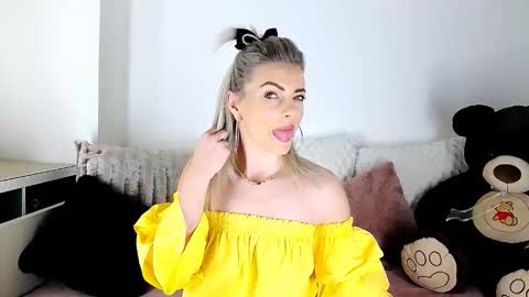 Snapshot of alyblonde chatting on March 24, 10:31 am aly online show from March 24, 10:31 am