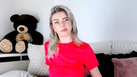 Snapshot of alyblonde chatting on March 30, 10:05 am aly online show from March 30, 10:05 am