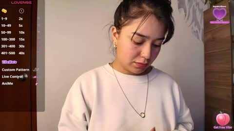 Snapshot of alyssia_wolds_1 chatting on January 5, 1:03 am alyssia wolds online show from January 5, 1:03 am