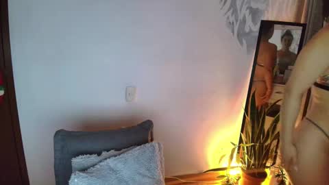 Snapshot of alyssia_wolds_1 chatting on October 14, 12:44 am alyssia wolds online show from October 14, 12:44 am