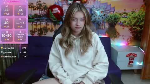 Snapshot of alyy_cute chatting on December 21, 5:18 pm Alyy online show from December 21, 5:18 pm