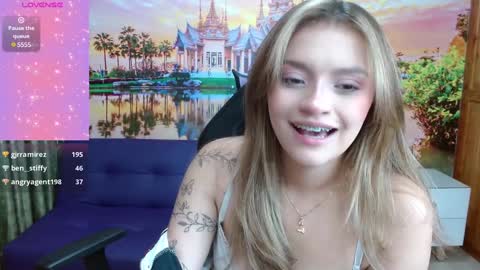 Snapshot of alyy_cute chatting on January 8, 5:15 pm Alyy online show from January 8, 5:15 pm