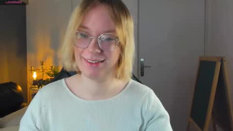 Snapshot of amanda_butlerr chatting on November 15, 9:28 am Hi im Amanda online show from November 15, 9:28 am