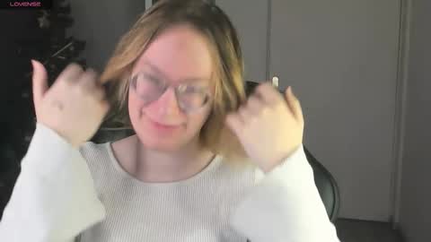 Snapshot of amanda_butlerr chatting on December 18, 9:15 am Hi im Amanda online show from December 18, 9:15 am