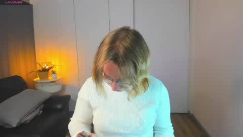 Snapshot of amanda_butlerr chatting on April 2, 2:15 pm Hi im Amanda online show from April 2, 2:15 pm