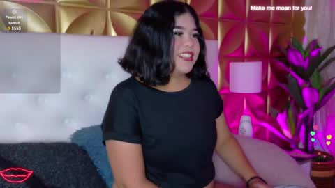 Snapshot of amanda_mooree_ chatting on April 11, 4:17 am Amanda Moore online show from April 11, 4:17 am