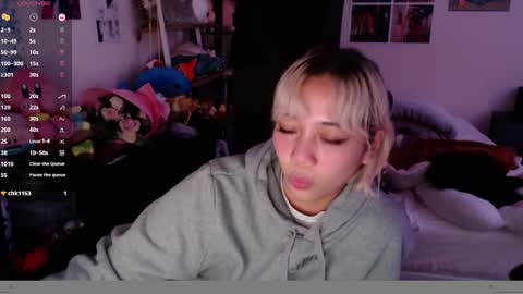 Snapshot of amateuroras chatting on February 3, 8:02 am leash online show from February 3, 8:02 am