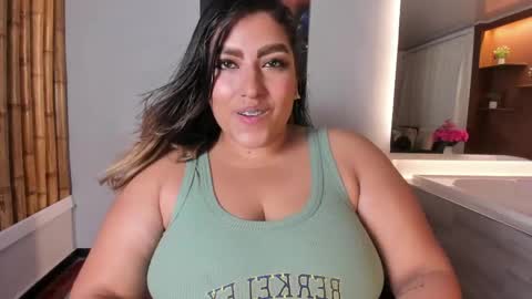 Ambarbrownn  online show from June 6, 2:27 am