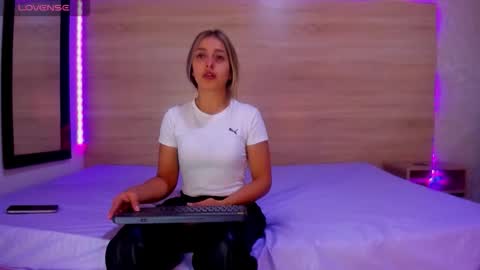 Snapshot of ambarvioletcm chatting on March 27, 2:17 pm ambarvioletcm online show from March 27, 2:17 pm