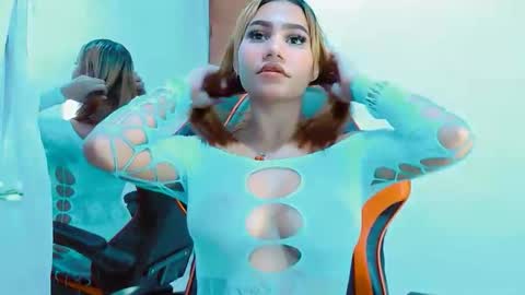 Snapshot of amber_love04 chatting on December 19, 3:02 am amber_love04 online show from December 19, 3:02 am