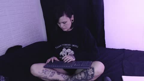 Snapshot of amber_rouss chatting on December 12, 2:48 am ROUSS online show from December 12, 2:48 am