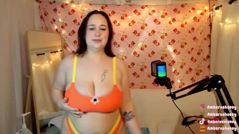 Snapshot of amberxoxhoney chatting on January 5, 11:01 pm Amber Honey online show from January 5, 11:01 pm