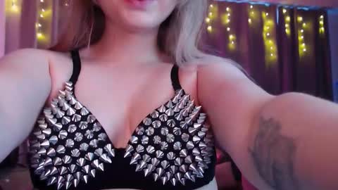 Snapshot of amelia_blondie chatting on February 7, 1:37 pm Amelia online show from February 7, 1:37 pm