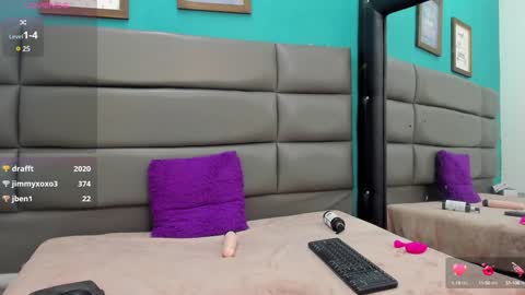Snapshot of ameliamartinez_ chatting on January 15, 6:29 pm Amelia online show from January 15, 6:29 pm