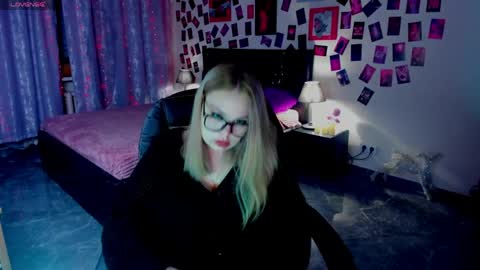 Snapshot of ameliamerris chatting on April 1, 8:39 pm Amelia online show from April 1, 8:39 pm