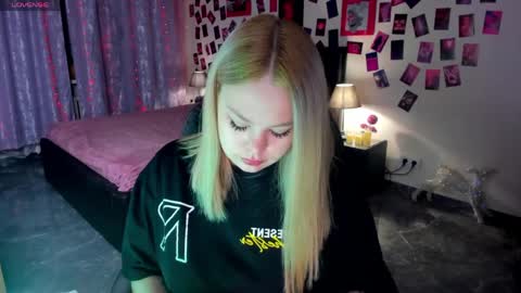 Snapshot of ameliamerris chatting on April 2, 8:39 pm Amelia online show from April 2, 8:39 pm