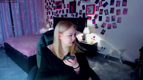 Snapshot of ameliamerris chatting on April 7, 9:37 pm Amelia online show from April 7, 9:37 pm