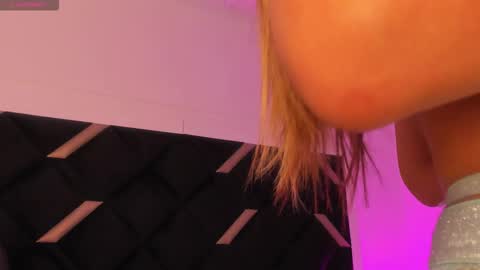 Snapshot of amelie_loove chatting on March 24, 12:10 pm Amelie online show from March 24, 12:10 pm