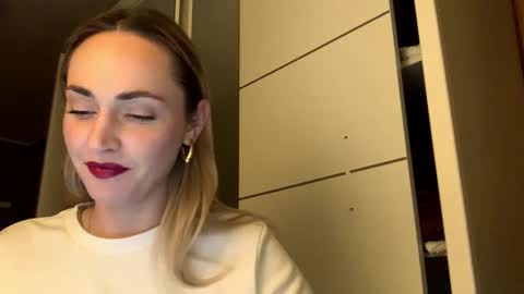 Snapshot of ameliehotsexy chatting on February 13, 7:43 pm Amelie online show from February 13, 7:43 pm