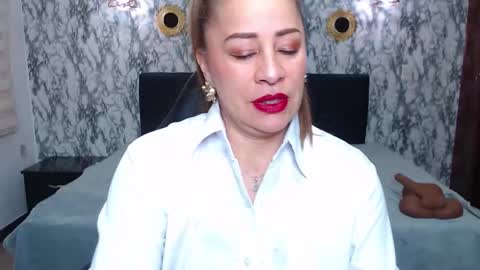 Snapshot of amell_thomson chatting on October 15, 11:32 am Amell Thomson online show from October 15, 11:32 am