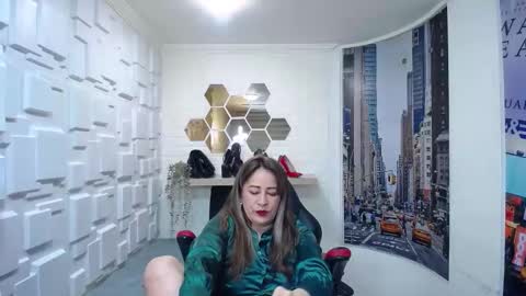 Snapshot of amell_thomson chatting on October 16, 11:33 am Amell Thomson online show from October 16, 11:33 am