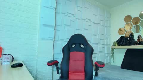 Snapshot of amell_thomson chatting on October 25, 11:29 am Amell Thomson online show from October 25, 11:29 am