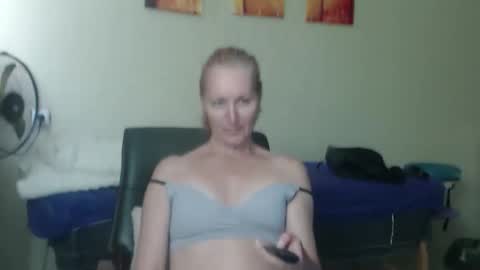 Snapshot of amelly777 chatting on April 17, 1:03 pm amelly777 online show from April 17, 1:03 pm