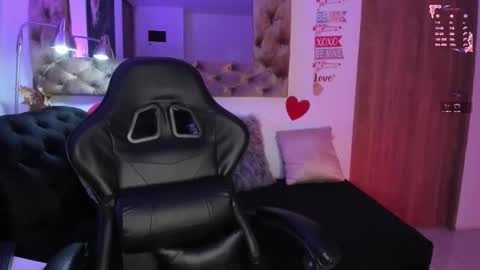 Snapshot of amelyamann chatting on February 17, 1:51 pm online show from February 17, 1:51 pm